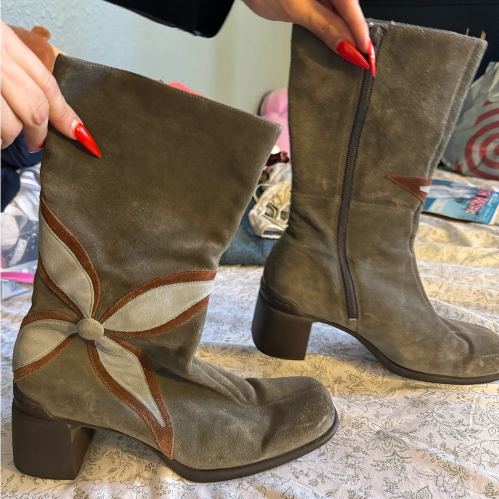 Heeled boots gray suede